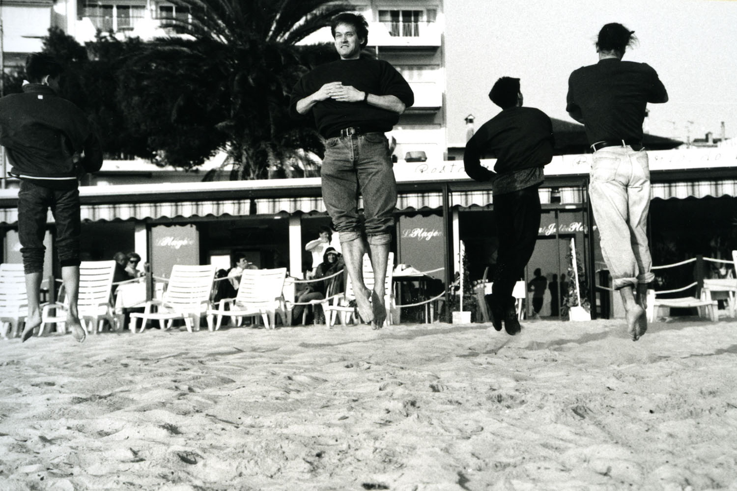 Dieses Foto wurde mit meine alter Minolta, Analog Fotokamera aufgenommen. Mit dem Truppe von Staatstheater Darmstadt haben wir eine Tourneé nach Cannes gehabt und am einen Tag haben wir blödsinn getanzt am Strand. Es war in Frühling 1994 aufgenommen.
