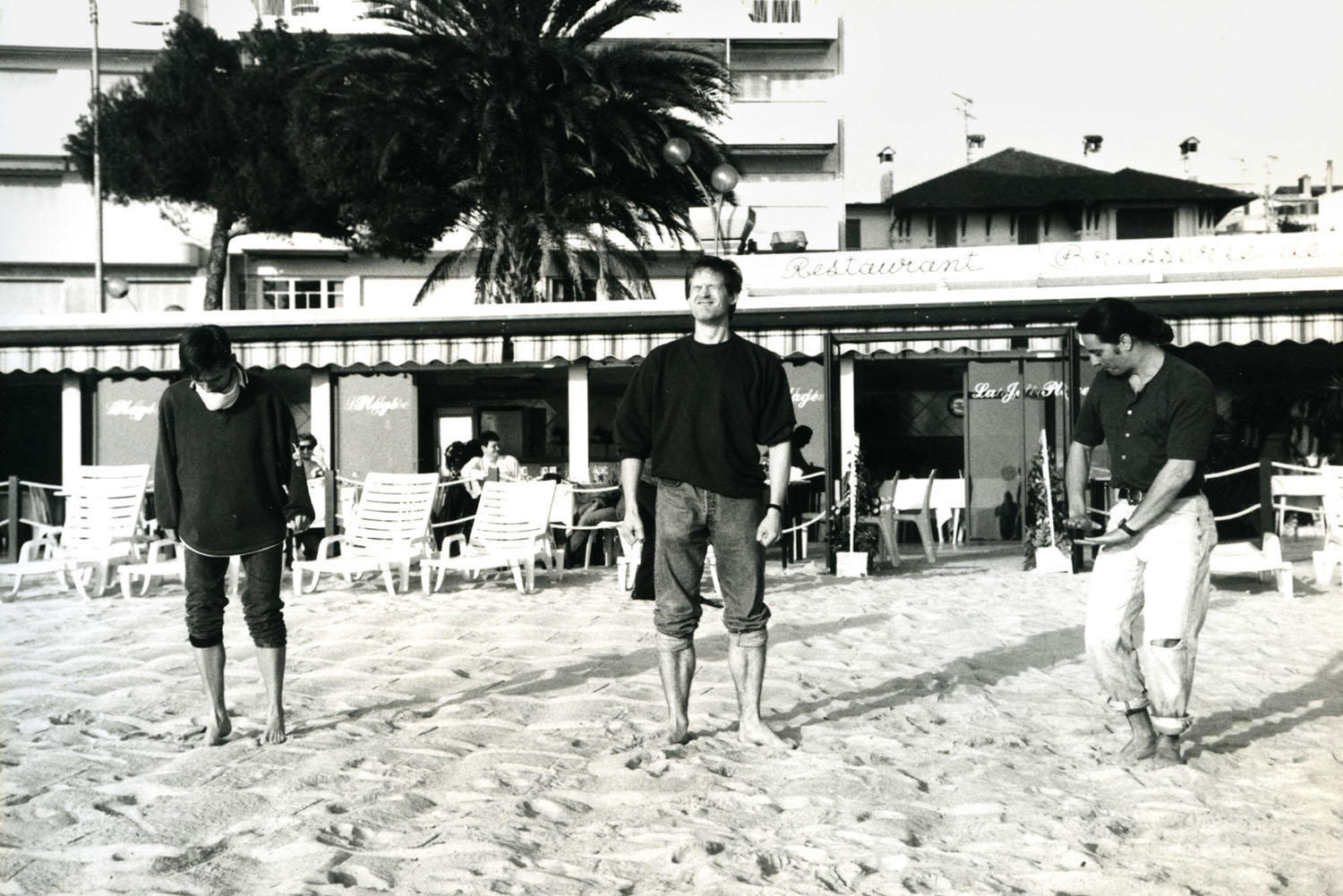 Dieses Foto wurde mit meine alter Minolta, Analog Fotokamera aufgenommen. Mit dem Truppe von Staatstheater Darmstadt haben wir eine Tourneé nach Cannes gehabt und am einen Tag haben wir blödsinn getanzt am Strand. Es war in Frühling 1994 aufgenommen.