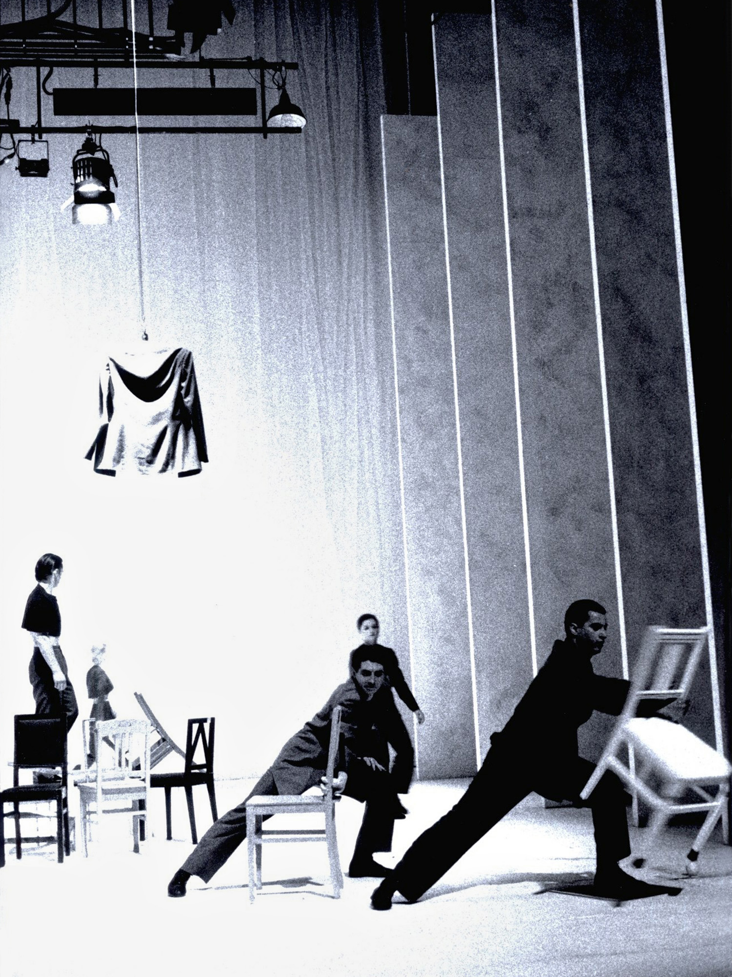 Eine Vorstellung in Kleines Haus am Staatstheater Darmstadt. Eine Ballettvorstellung, moderne Choreographie, in der Bühne von Stattstheater Darmstadt. Vorne zwei Taenzer bewegen sich mit je eine Stuhl in der Hand. Das Foto wurde 1995 aufgenommen.